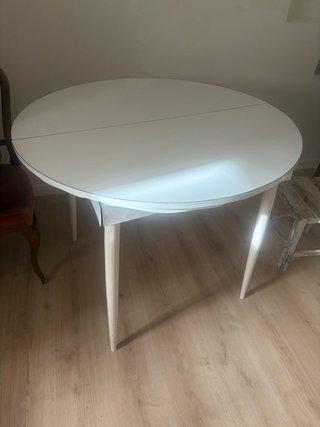 Mesa Redonda de Madera Blanca