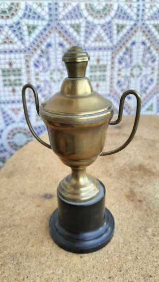 Trofeo Antiguo de Metal Dorado
