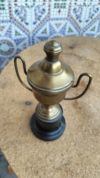 Trofeo Antiguo de Metal Dorado