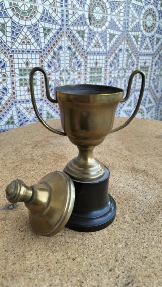 Trofeo Antiguo de Metal Dorado