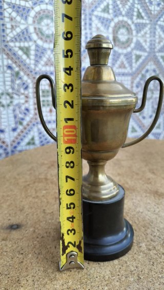 Trofeo Antiguo de Metal Dorado