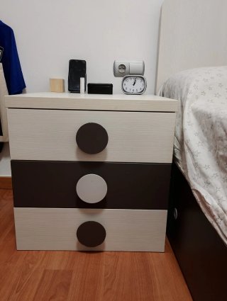 Mesita de noche de madera