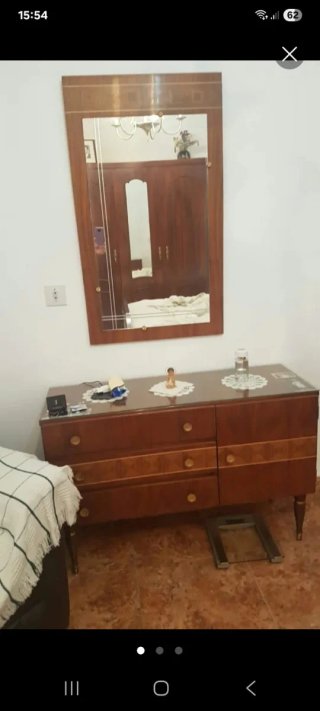 Conjunto Dormitorio: Cómoda con Espejo y Mesitas