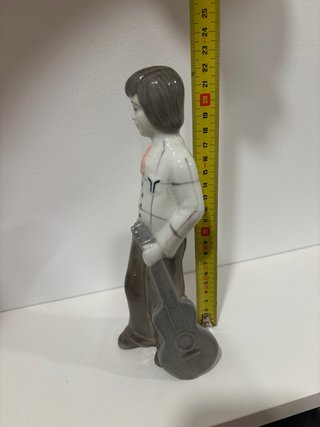 Figura porcelana vintage niño guitarra 22cm