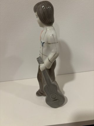 Figura porcelana vintage niño guitarra 22cm