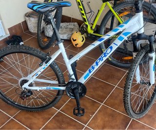 Bicicleta de Montaña B-PRO blanca y azul. 26”