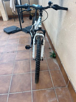 Bicicleta de Montaña B-PRO blanca y azul. 26”