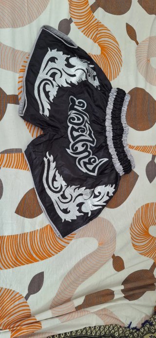 Shorts Muay Thai Negro y Plateado