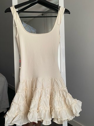 Vestido con volantes Zara
