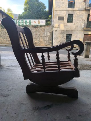 Mecedora de madera antigua
