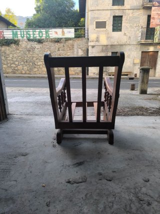 Mecedora de madera antigua