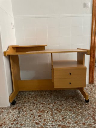 Escritorio de madera con ruedas