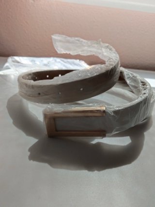 Cinturón blanco con hebilla dorada
