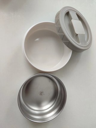 Termo azul con cubiertos incluidos