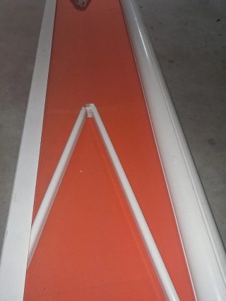 Toldo con cofre naranja y blanco