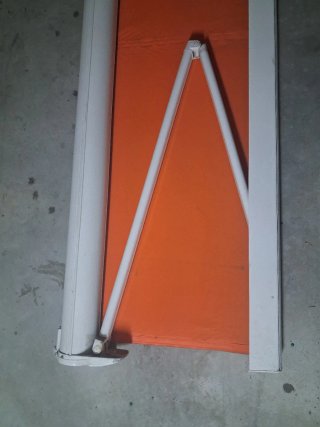 Toldo con cofre naranja y blanco