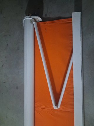 Toldo con cofre naranja y blanco