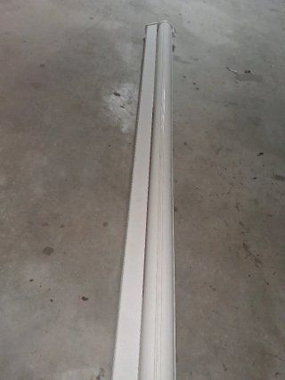 Toldo con cofre naranja y blanco