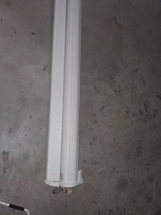 Toldo con cofre naranja y blanco
