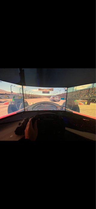 Thrustmaster TS-PC con pedali e supporto in acciaio.