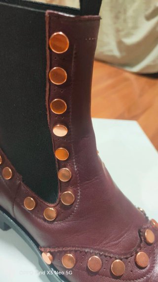 Stivaletti biker donna con borchie oro
