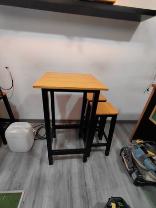 Set de 2 Mesas Altas y 6 Banquetas