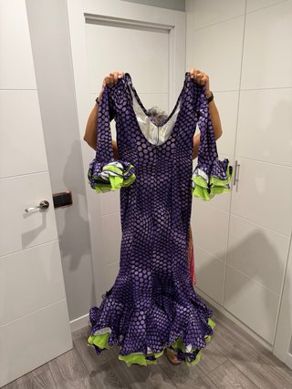 Traje de flamenca morado y verde