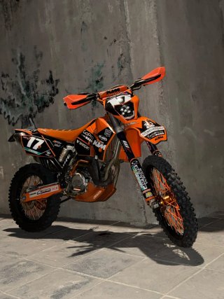 Moto de Motocross KTM Naranja y Negra