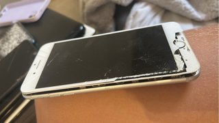 iPhone con pantalla dañada