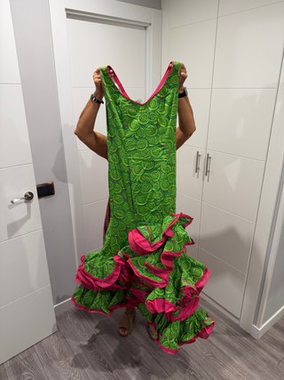 Traje de flamenca verde y rosa