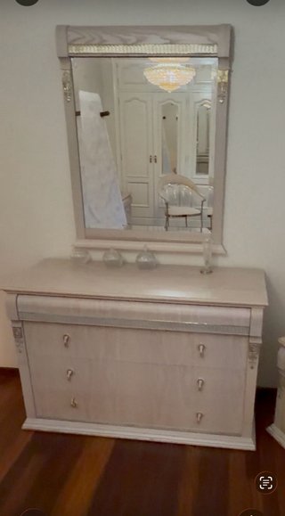 Cómoda y espejo de madera