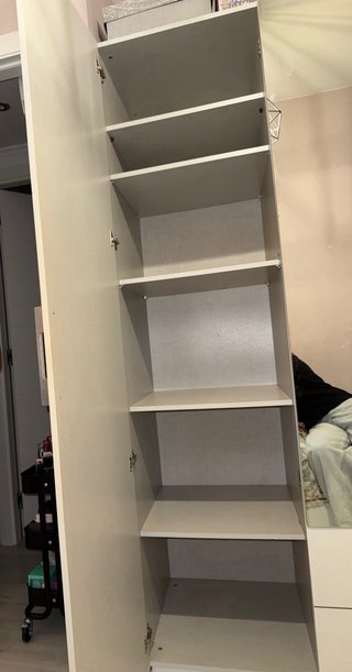 Armario blanco con espejo