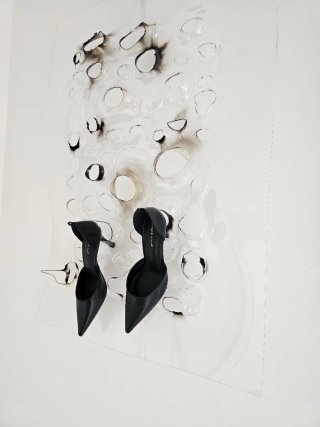 Opera d'arte moderna con scarpe