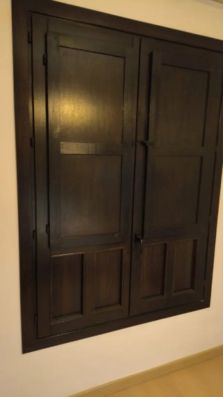 Ventana madera doble cristal con postigos