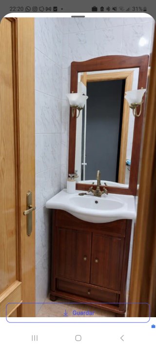 Mueble de lavabo con espejo y grifo