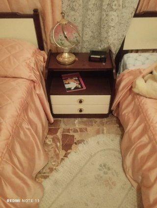 Conjunto de 2 Camas y Mesilla