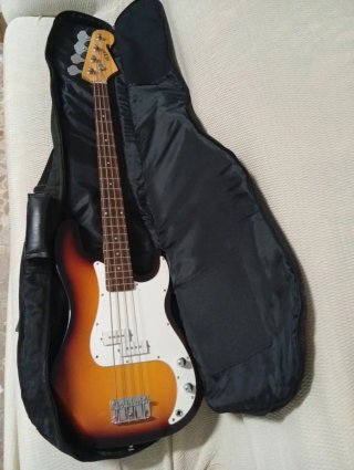 Bajo Eléctrico Alba con Funda y Correa