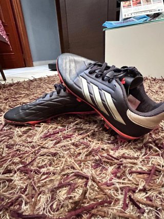 Botas de fútbol Adidas negras y rojas