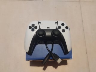 Mando de videojuegos blanco y negro