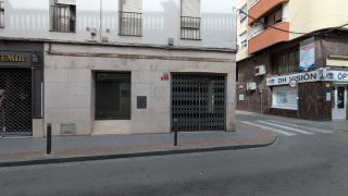 Local en esquina con almacén, centro Dos Hermanas
