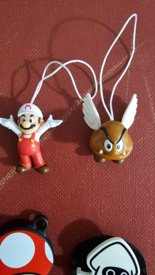 Lote 4 Figuras / Colgantes Super Mario - Kinder