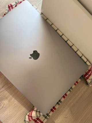 MacBook Pro 15" 2018 i7/16/256