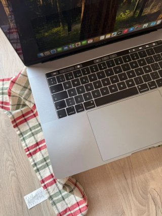 MacBook Pro 15" 2018 i7/16/256