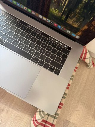 MacBook Pro 15" 2018 i7/16/256