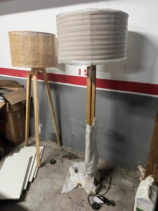 Lámparas de pie de madera y ratán
