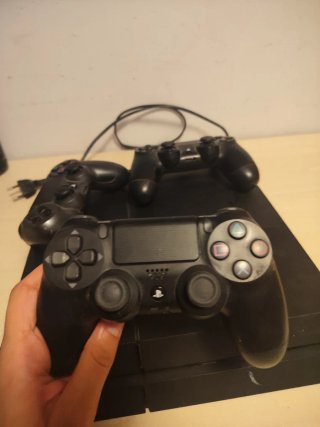 Consola PlayStation 4 (PS4) 1TB y 3 Mandos