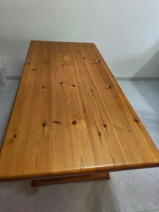 Mesa de comedor de madera