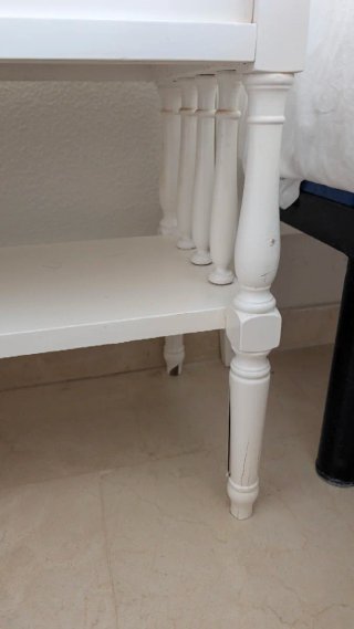 Mesita de noche blanca de madera