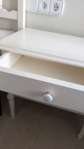 Mesita de noche blanca de madera