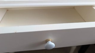 Mesita de noche blanca de madera